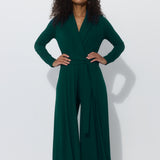 Zielony jumpsuit z długim rękawem i wiązanym pasem, elegancka stylizacja na co dzień