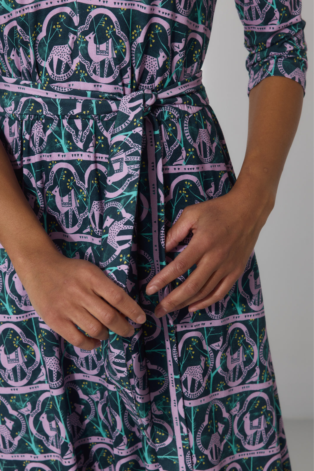 Sukienka z kolorowym, geometrycznym wzorem zwierząt i roślin, z wiązanym pasem – moda polska, self-care fashion