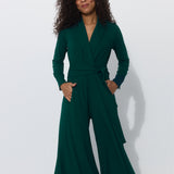 Zielony jumpsuit z wiązaniem w pasie, szerokie nogawki, elegancka stylizacja na co dzień