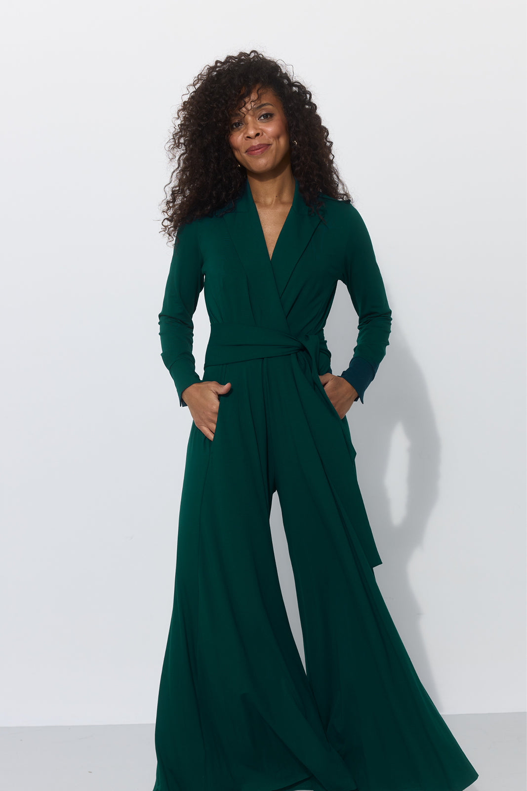 Zielony jumpsuit z wiązaniem w pasie, szerokie nogawki, elegancka stylizacja na co dzień