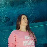 Różowy sweter z napisem NO MORE FEARS, moda z kulturą i wygodą, self-care fashion