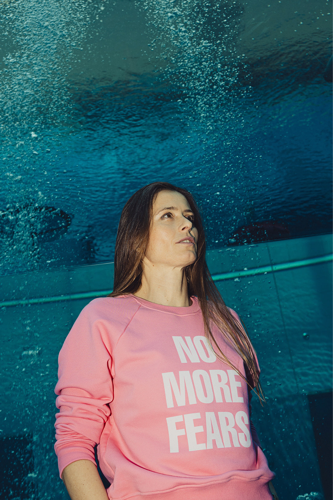 Różowy sweter z napisem NO MORE FEARS, moda z kulturą i wygodą, self-care fashion