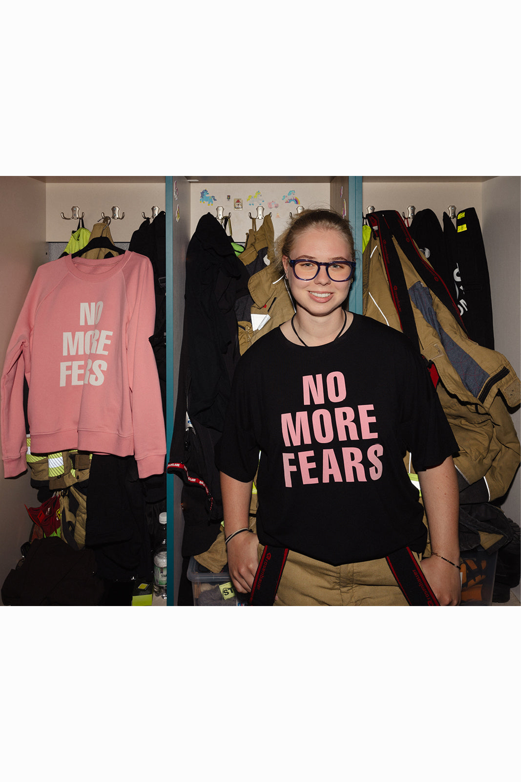 Kobieta w czarnej koszulce z napisem 'NO MORE FEARS', stylowy i wygodny strój z polskiej marki