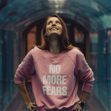 Różowy sweter z napisem NO MORE FEARS, modna stylizacja z jeansami, self-care fashion