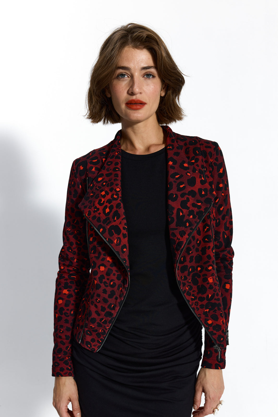 Czerwona kurtka w panterkę z czarną sukienką, stylowa i wygodna moda damska