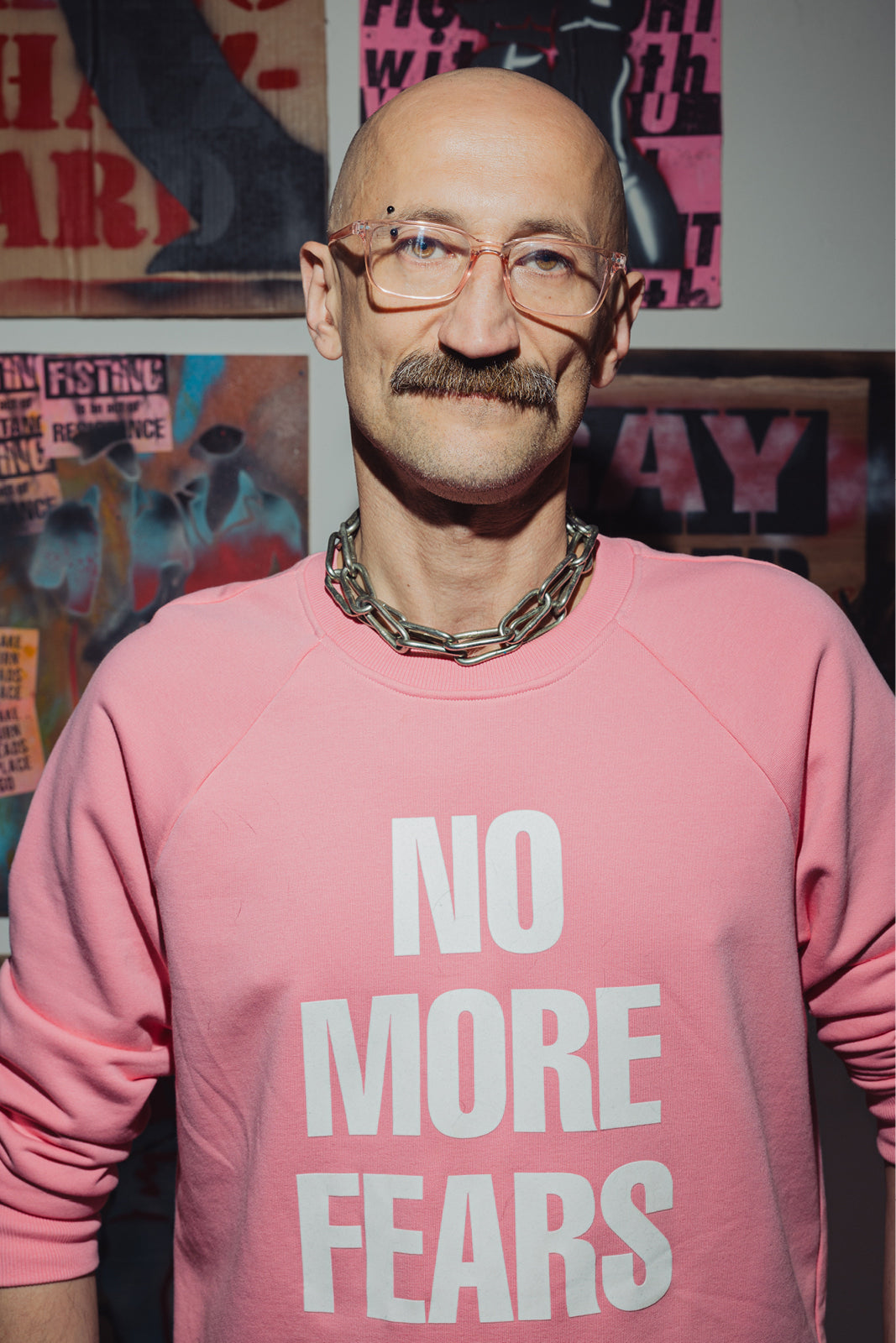 Różowy sweter z napisem NO MORE FEARS, stylowy i wygodny, idealny na co dzień