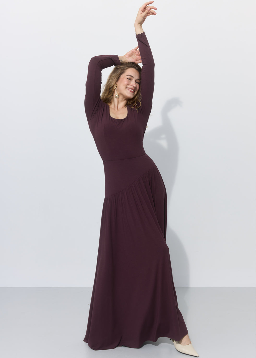 Elegancka sukienka maxi w kolorze burgundowym, idealna na co dzień lub wieczór