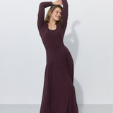 Elegancka sukienka maxi w kolorze burgundowym, idealna na co dzień lub wieczór