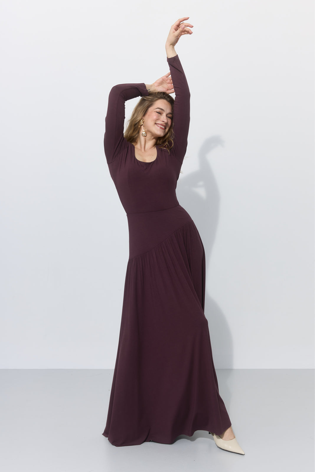 Elegancka sukienka maxi w kolorze burgundowym, idealna na co dzień lub wieczór