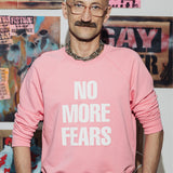 Różowy sweter z napisem NO MORE FEARS, stylowy strój z łańcuszkiem i pasem, moda z kulturą i wygodą