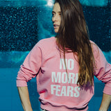 Różowy sweter z napisem NO MORE FEARS, modny i wygodny, idealny na codzienność