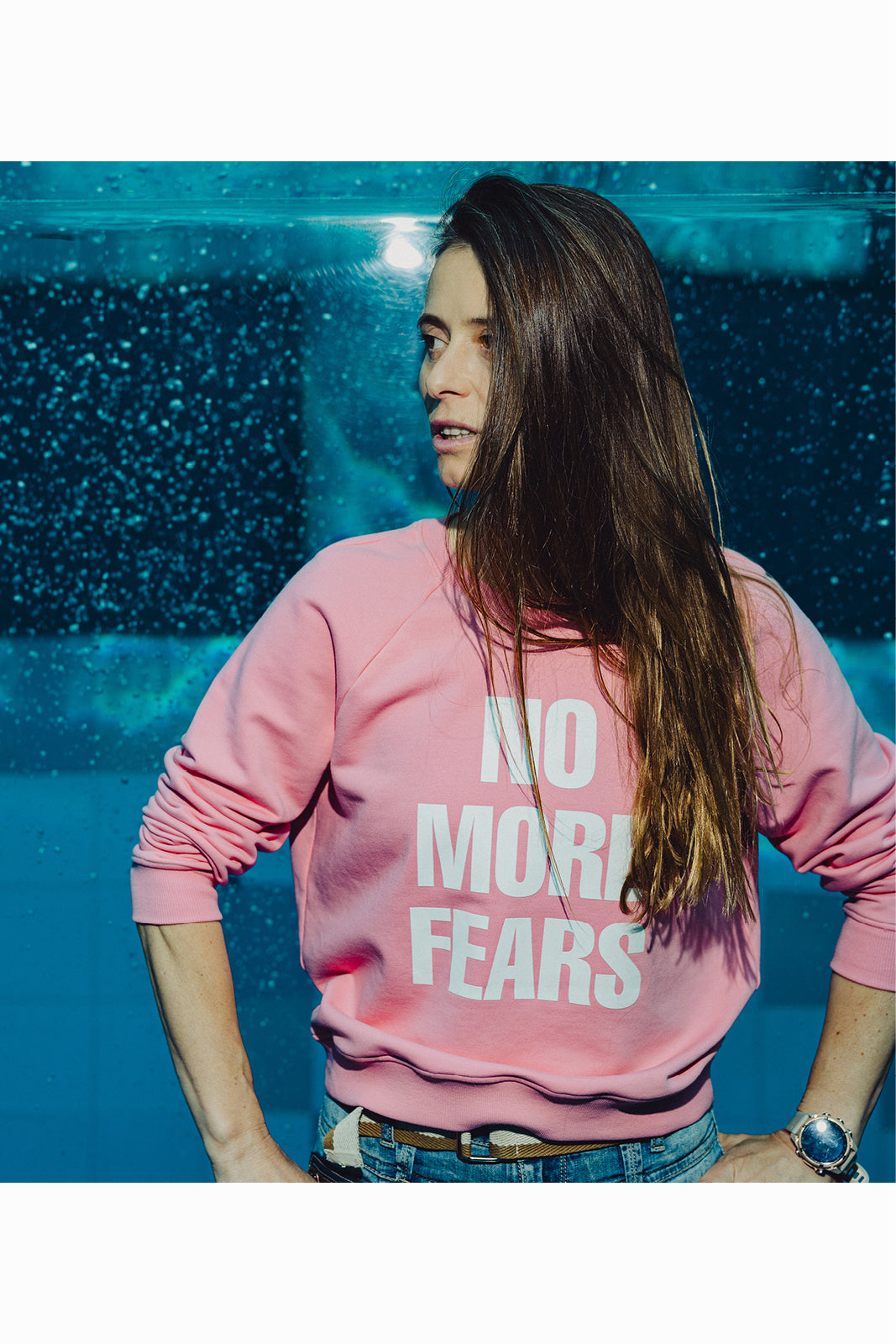 Różowy sweter z napisem NO MORE FEARS, modny i wygodny, idealny na codzienność