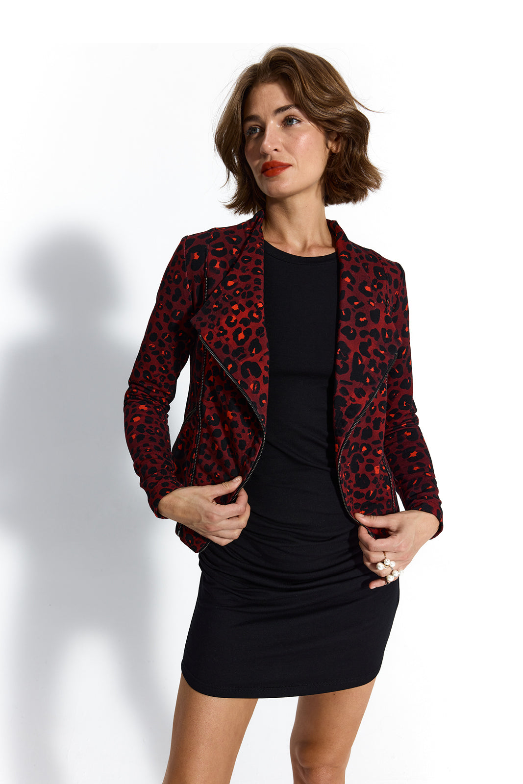 Czerwona kurtka w panterkę z czarną sukienką, stylowa i wygodna moda
