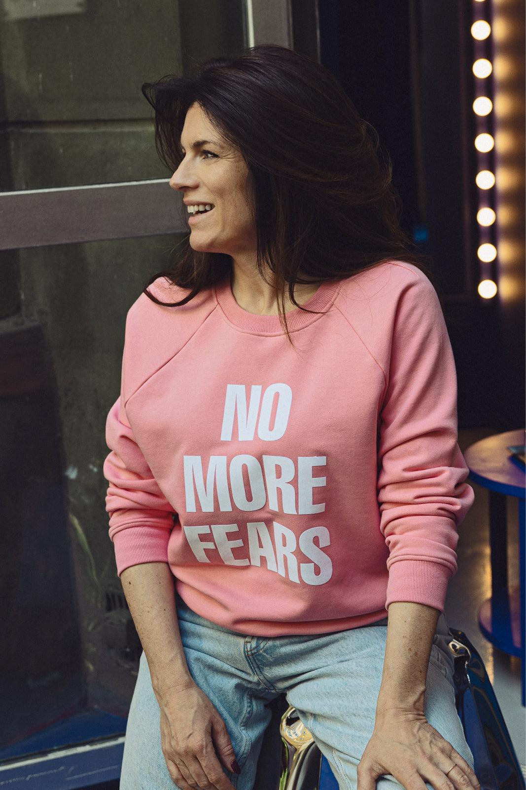 Różowy sweter z napisem NO MORE FEARS, modny i wygodny, idealny na codzienne stylizacje