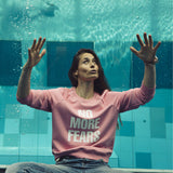 Różowy sweter z napisem NO MORE FEARS, jeansy, kobieta pod wodą w basenie – moda self-care, precyzyjne krawiectwo