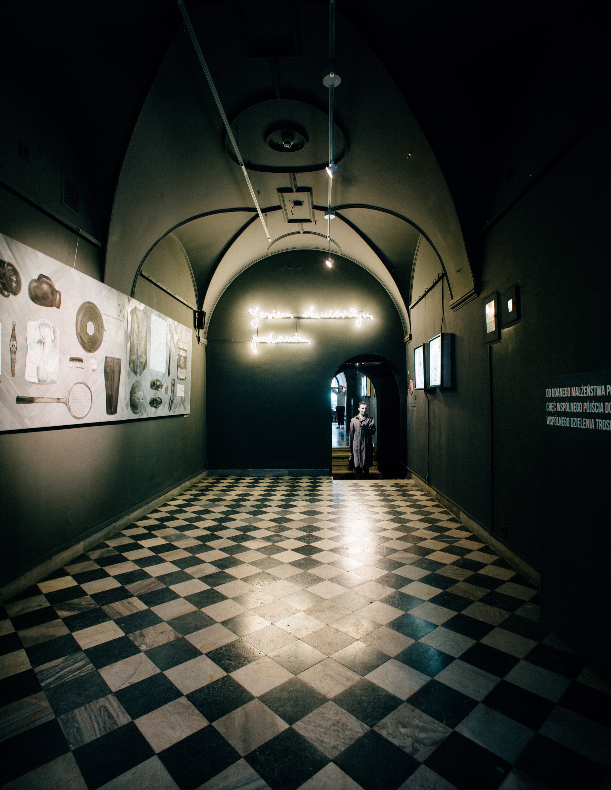 Ciemny korytarz z czarno-białą podłogą i neonowym napisem, styl artystyczny