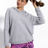 Szara bluza z kapturem i fioletowe legginsy w leopardzie – wygodna moda damska