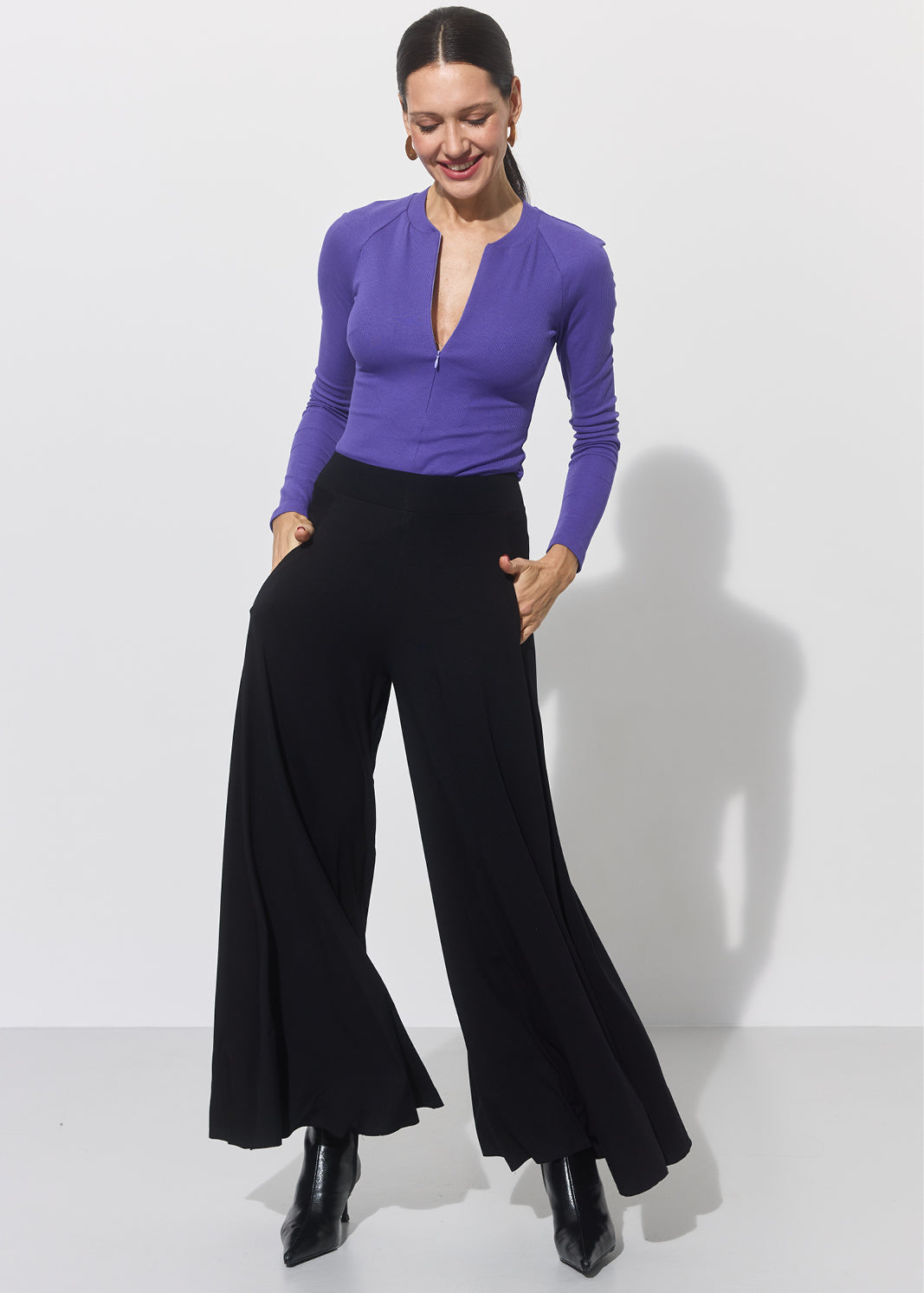 Fioletowa bluzka z zamkiem i czarne spodnie typu wide leg – elegancka stylizacja na co dzień