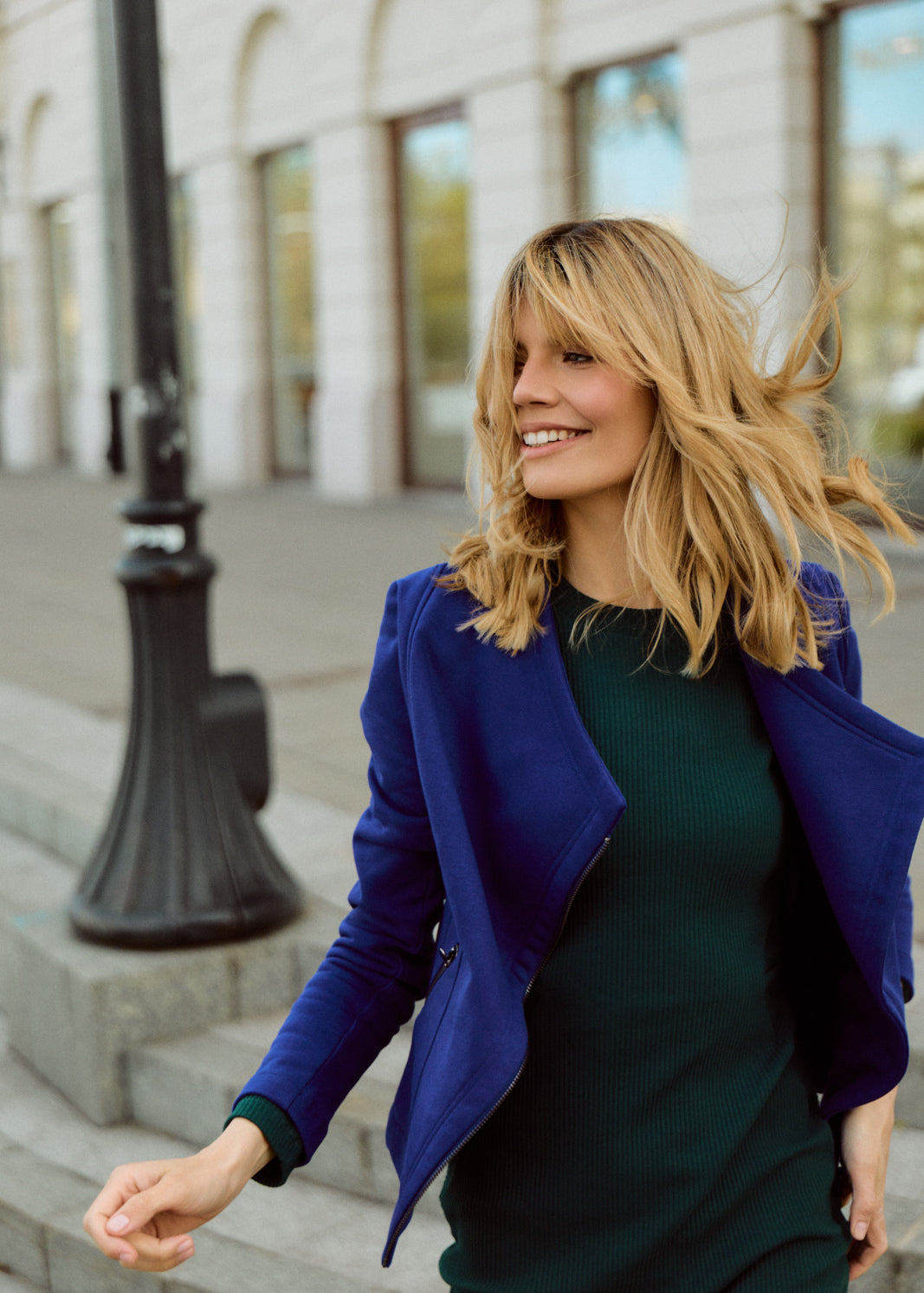 Kobieta w zielonej sukience i niebieskiej kurtce, stylowa moda codzienna, wygodna i elegancka
