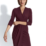Elegancka sukienka w kolorze bordo z dekoltem w kształcie litery V i asymetryczną linią dołu
